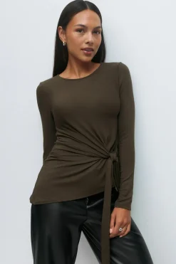 Asymmetric tie top