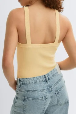 Knitted singlet
