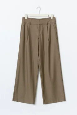 Low wide pleated trousers