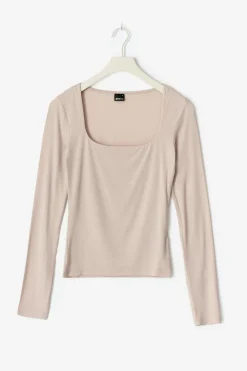 Scoop neck top